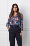 Bluza Caterina bleumarin cu imprimeu multicolor si maneci prinse