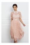 Rochie Betty roz din dantela cu guler alb si curea in talie