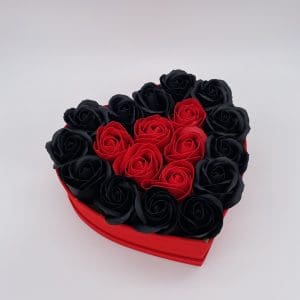 Aranjament Floral in forma de Inima, 19 Trandafiri Rosii/Negri, Cutie Rosie de Catifea, Mic