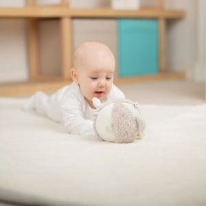 Jucărie senzorială din pluș pentru bebeluși – Ursulețul prietenos