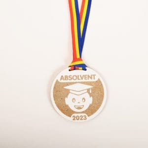 Medalie din lemn gravat cu șnur tricolor