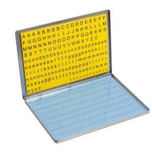 Tablă cu 213 piese magnetice cu litere, 31 x 22 cm
