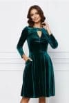 Rochie Moze verde din catifea cu decupaj la decolteu